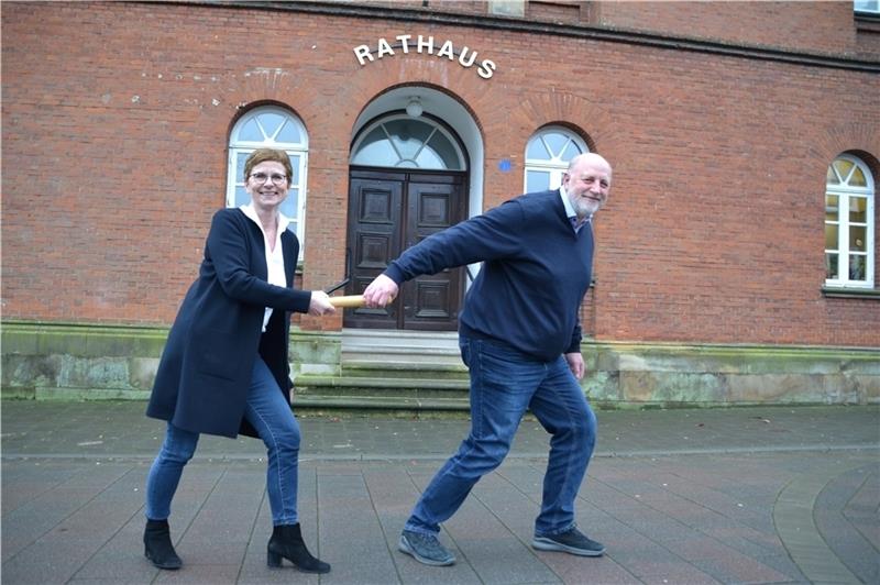 Nordkehdingens Samtgemeindebürgermeister Edgar Goedecke übergibt am 30. April den Staffelstab an seine Nachfolgerin Erika Hatecke. Bis dahin haben sie noch eine kleine Strecke des Übergangs. Foto: Helfferich