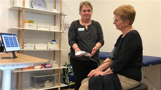 Nordkehdingens Samtgemeindebürgermeisterin Erika Hatecke (vorne) als Patientin im Testlauf mit Pflegeberaterin Sandra Lütje.