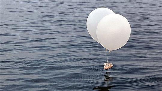Nordkorea hat offenbar erneut Ballons mit Plastikbeuteln voller Müll nach Südkorea geschickt.
