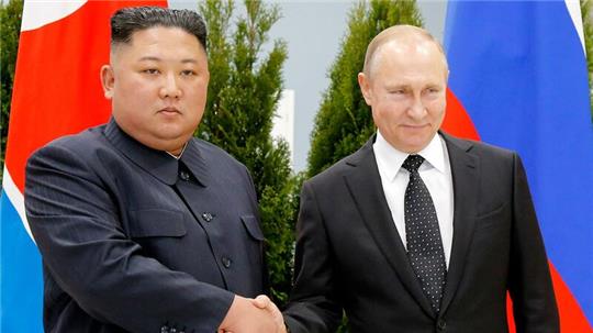 Nordkorea um Machthaber Kim Jong Un (l) lieferte Waffen an Russland, die einem Bericht zufolge etliche Bauteile aus westlichen Ländern enthalten.