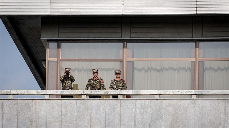 Besuch an der Grenzlinie: Merz hofft auf Einheit Koreas Nordkoreanische Soldaten beobachten Merz.