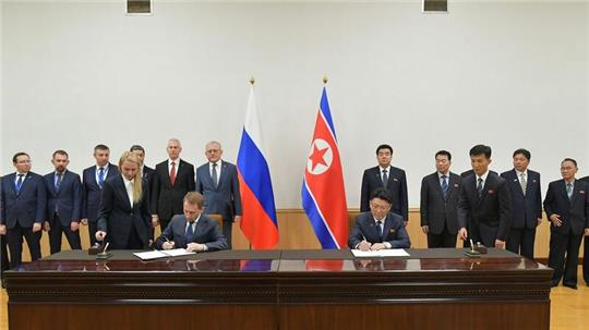 Nordkoreas Außenwirtschaftsminister Yun Jong-ho (r) und Alexander Kozlow, russischer Minister für natürliche Ressourcen, unterzeichnen ein Protokoll über die Ausweitung ihrer Zusammenarbeit.