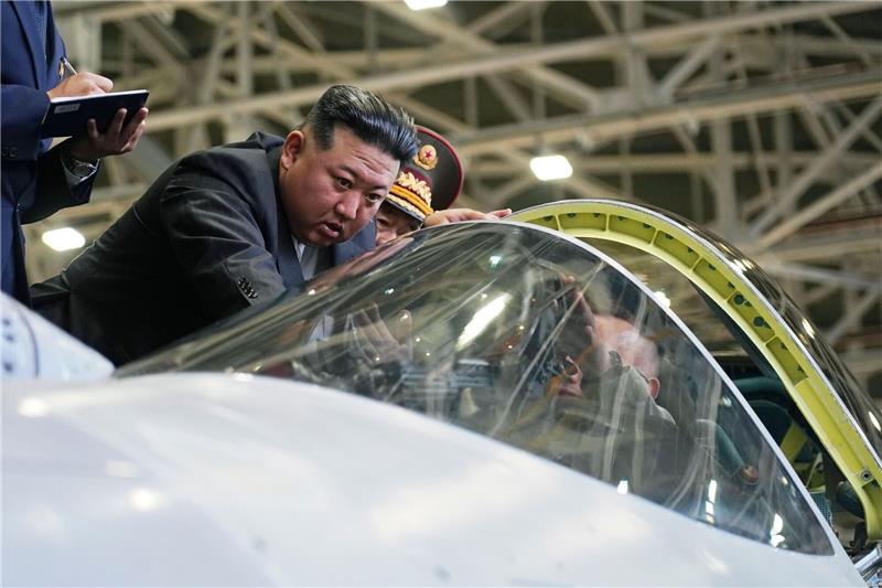 Nordkoreas Machthaber Kim Jong Un betrachtet das Cockpit eines Militärjets.