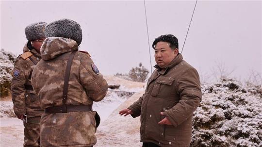 Nordkoreas Machthaber Kim Jong Un (r) beobachtet den Testabschuss eines strategischen U-Boot-Marschflugkörpers.