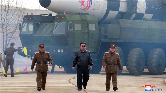 Nordkoreas Machthaber Kim hat die militärische Zusammenarbeit mit Russland rasant ausgebaut.