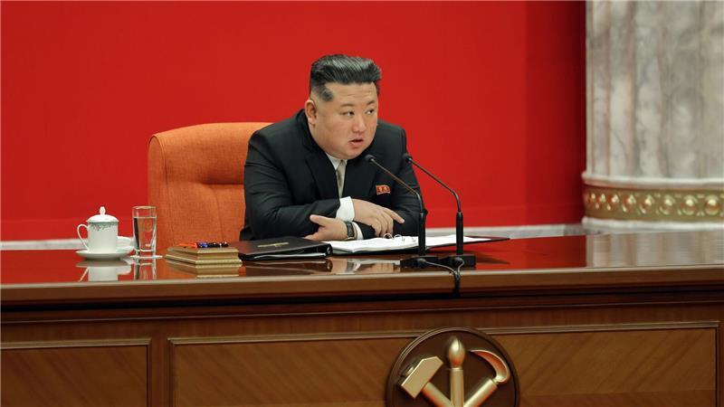 Nordkoreas Machthaber Km Jong Un rückt von dem jahrzehntelangen Ziel einer Wiedervereinigung mit Südkorea ab. (Archivbild)