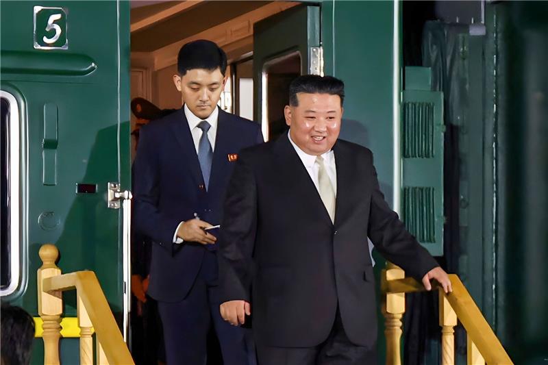 Kim verspricht Putin Unterstützung im Ukraine-Krieg Nordkoreas Staatschef Kim Jong Un steigt aus seinem Zug, nachdem er die Grenze zu Russland in Chassan etwa 127 Kilometer südlich von Wladiwostok überquert hat.