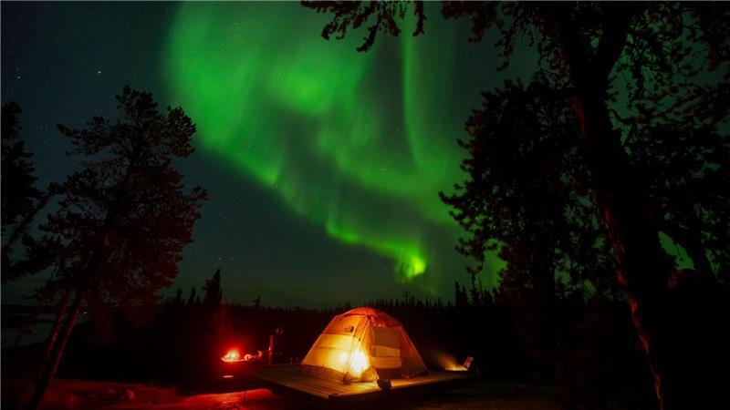 Bilder des Tages Nordlichter, auch bekannt als Aurora Borealis, sind am frühen Morgen am Himmel über einem Zelt in der Nähe von Yellowknife in Kanada zu sehen.