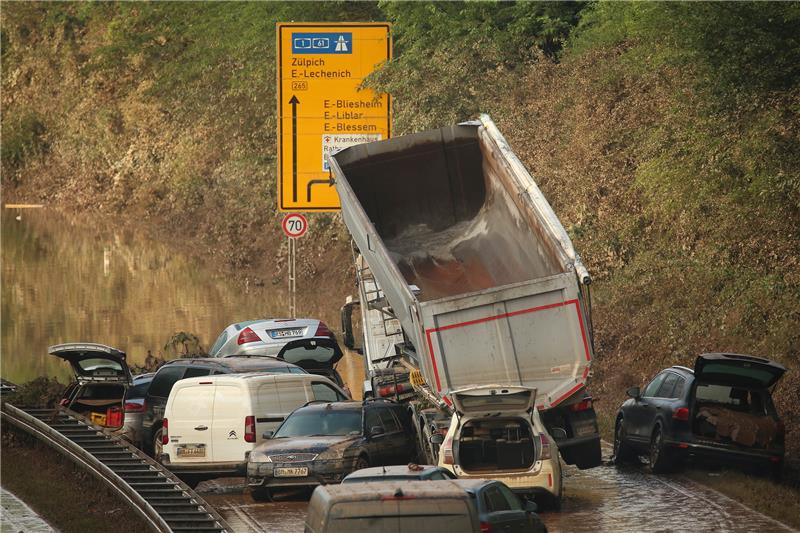 Nordrhein-Westfalen, Erftstadt: Auf der B265 bei Erftstadt Liblar stehen Autowracks, die am Tag zuvor noch unter Wasser standen. Foto: David Young/dpa