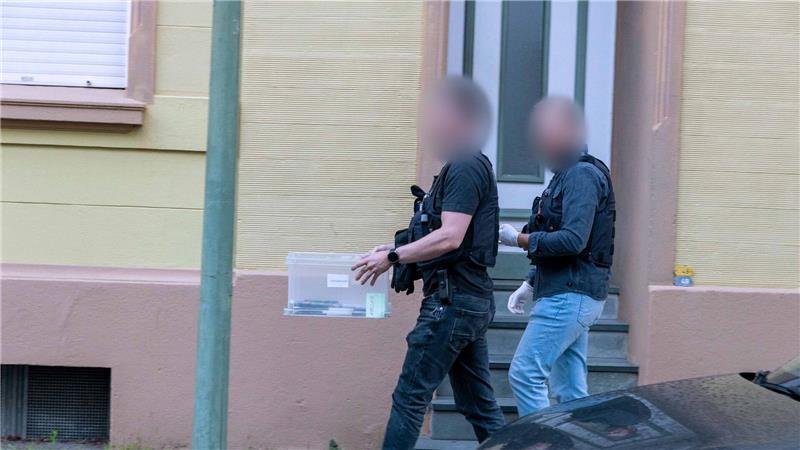 Nordrhein-Westfalens Innenminister Herbert Reul (CDU) sagte, die Polizei habe mögliche Terrortaten gestoppt.
