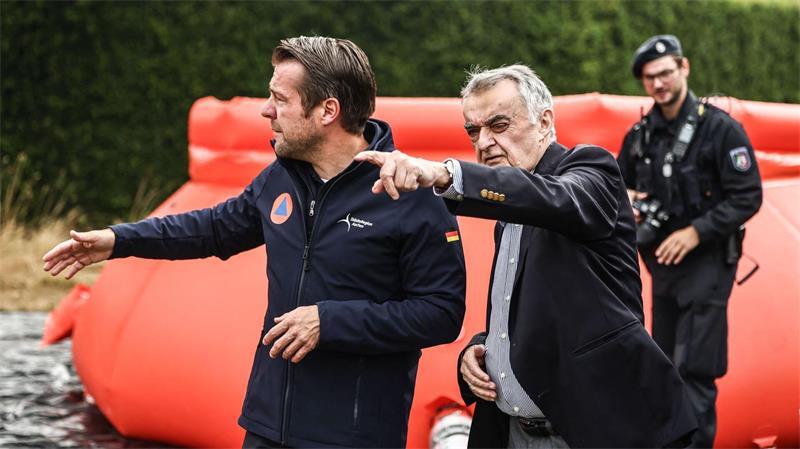 Nordrhein-Westfalens Innenminister Herbert Reul lässt sich an der deutsch-belgischen Grenze an einer Wassertankstation die Lage erläutern. 