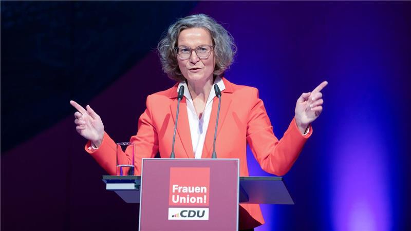 Gesundheitsministerin Warken neue Chefin der Frauen-Union Nordrhein-Westfalens Ministerin für Heimat, Kommunales, Bau und Digitalisierung, Ina Scharrenbach, bei ihrer Antrittsrede.