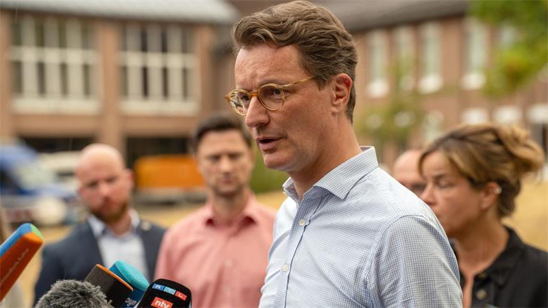 Nordrhein-Westfalens Ministerpräsident Hendrik Wüst (CDU) sprich während seines Besuchs bei Einsatzkräften mit Medienvertretern. 