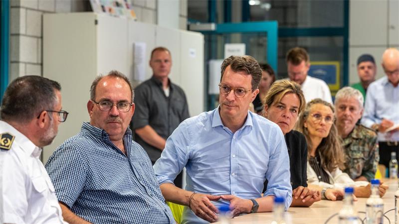 Wüst sieht „erste Hoffnung“ im Kampf gegen Waldbrand Nordrhein-Westfalens Ministerpräsident Hendrik Wüst hat sich im Lagezentrum informiert.