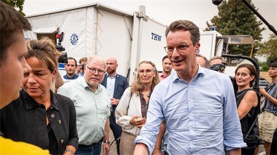 Nordrhein-Westfalens Ministerpräsident Hendrik Wüst (r, CDU), und Vize-Ministerpräsidentin Mona Neubaur (Grüne) haben sich von Einsatzkräften des Waldbrands im Hürtgenwald informieren lassen. 