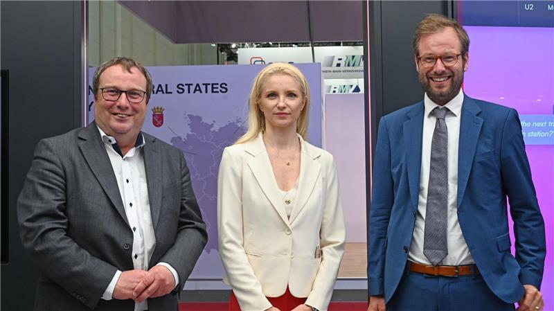 Sprechende Bushaltestelle soll Reisezentren ersetzen Nordrhein-Westfalens Umwelt- und Verkehrsminister könnte sich die intelligenten Haltestellen aus Hamburg auch in seinem Bundesland vorstellen.