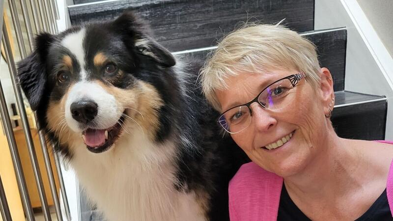 Großfeuer in Wingst: Frau rettete ihren verängstigten Hund Nordseeresidenz-Wingst-Bewohnerin Sylvia Gorny hat ihre Australian-Shepherd-Hündin Dora selbst aus der Wohnung geholt.