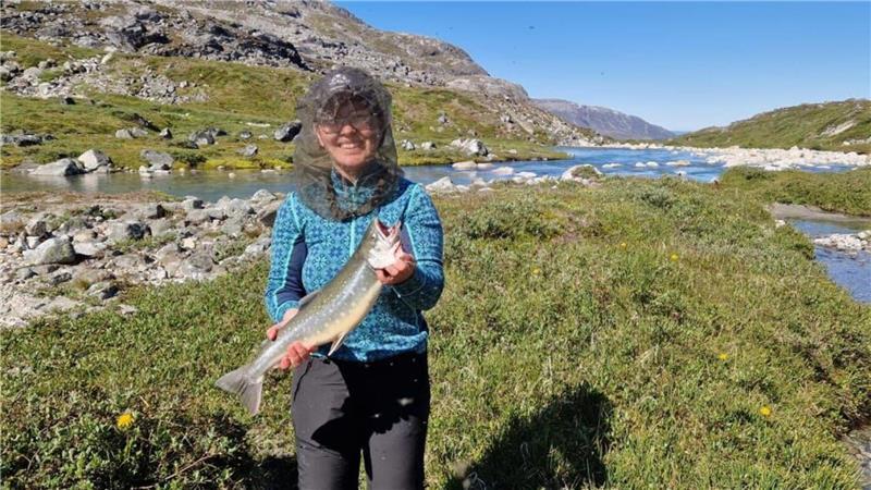 Norja Walther beim Eismeersaibling-Fischen. In der grönländischen Tundra werden Mücken bei Windstille schnell zur Plage – ein engmaschiges Kopfnetz gehört deshalb oft zur Standardausrüstung.