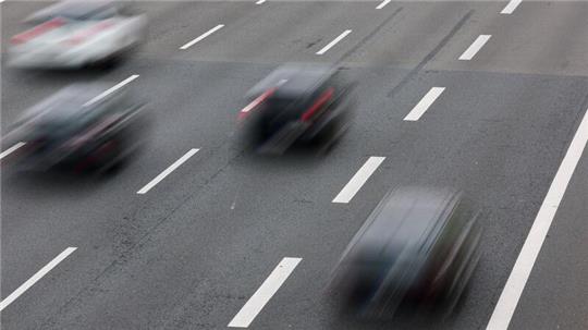 Normaler Verkehr herrscht auf der Autobahn A7 zwischen dem Dreieck Hamburg-Nordwest und der Ausfahrt Hamburg-Stellingen.