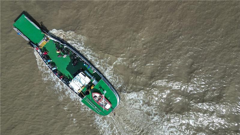 Normalerweise bringt die Fähre mehrmals täglich Radfahrer und Fußgänger über die Ems. (Archivbild)