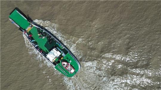 Normalerweise bringt die Fähre mehrmals täglich Radfahrer und Fußgänger über die Ems. (Archivbild)