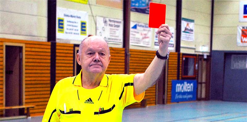 Normalerweise ist Günther Jonas derjenige, der als Schiedsrichter bei unsportlichem Verhalten die Rote Karte zieht. Jetzt fühlt er sich zu Unrecht von der Samtgemeinde und dem SV Beckdorf vom Spielfeld zitiert. Foto: Archiv/Schnackenberg