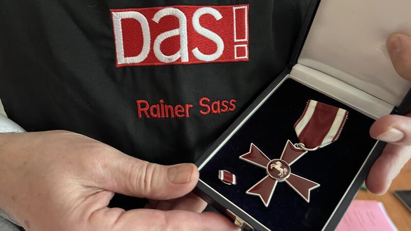 TV-Koch Rainer Sass gibt den Löffel ab: So lief sein letzter NDR-Dreh Normalerweise unter Verschluss: der Niedersächsische Verdienstorden, den Rainer Sass erhielt.
