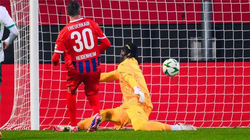 Heidenheim verpasst Achtelfinal-Coup im Europapokal Norman Theuerkauf trifft zum 1:0 für Heidenheim.