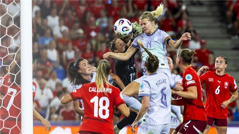 Norwegens Ada Hegerberg (oben r) erzielt den Treffer zum 1:1 gegen die Schweizer Torhüterin Livia Peng (oben l).