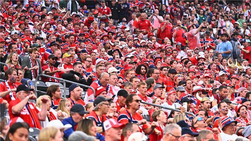 Norwegen im Rausch: Haaland knipst und rudert Norwegens Fans zeigten erneut ihre Ruder-Choreografie.