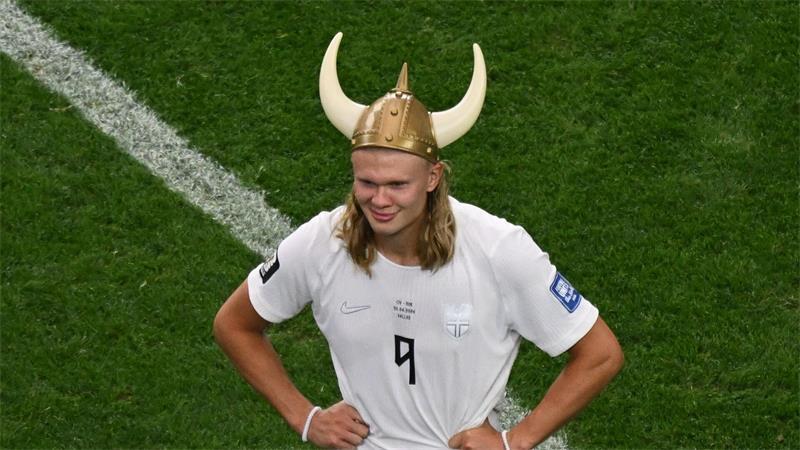 Norwegens Held mit Wikinger-Helm: Erling Haaland. 