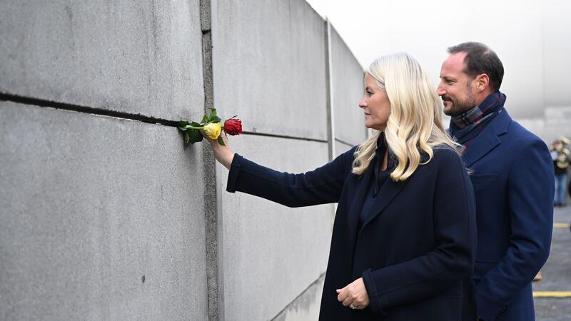 „Barrieren niederreißen“ - Haakon und Mette-Marit in Berlin Norwegens Kronprinz Haakon und Kronprinzessin Mette-Marit nehmen in Berlin an der Zentralen Gedenkveranstaltung des 34. Jahrestags des Mauerfalls teil.