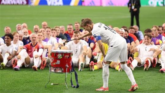 Norwegens Martin Ödegaard trommelt im Takt, während seine Mitspieler ihr Ruder-Ritual durchführen. Sogar im norwegischen Parlament wurde gerudert.