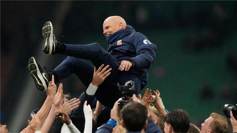 Norwegens Nationalmannschaft feiert Trainer Stale Solbakken nach dem 4:1 in Italien.