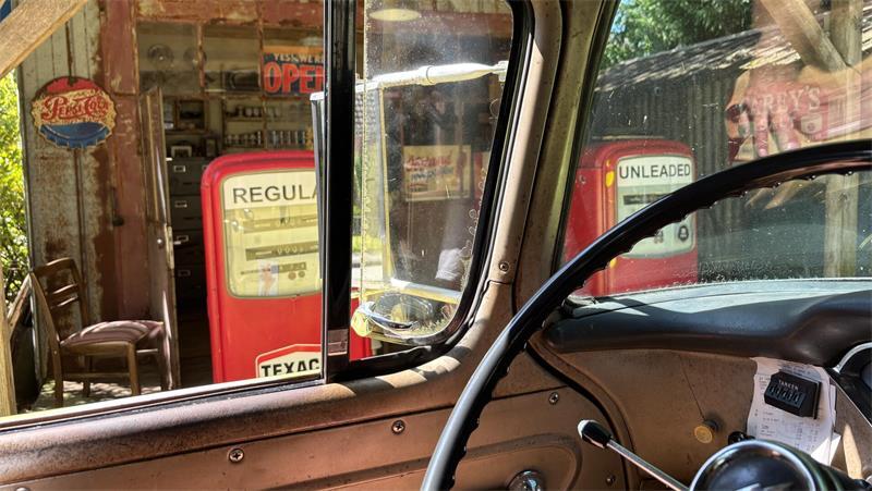 Nostalgie pur. Blick aus dem Pick-up-Truck zur alten Tankstelle.