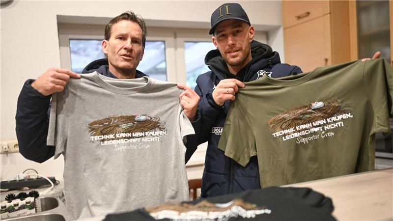 Not macht erfinderisch: Martin Monnerjahn (l.) und Alexander Fink von der SG Egels-Popens zeigen die „Retterschirts“ der Spendenkampagne.