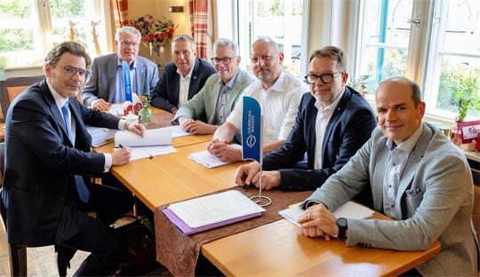 Notar Dr. Johannes Scheller beurkundet den Vertrag zur Aufgabenübertragung der Abwasserentsorgung in den Samtgemeinden Lühe und Horneburg sowie der Gemeinde Jork an Hamburg Wasser. Mit am Tisch: die Bürgermeister Matthias Riel (Jork), Timo Gerke (Lühe) und Knut Willenbockel (Horneburg), AZV-Geschäftsführer Gernot Witte und die Hamburg-Wasser-Geschäftsführer Martin Gerhardt und Frank Herzog (von links).