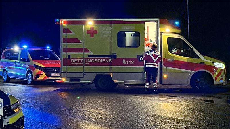 Notarzt und Notfallsanitäter des Deutschen Roten Kreuzes (DRK) versorgen den Schwerstverletzten.