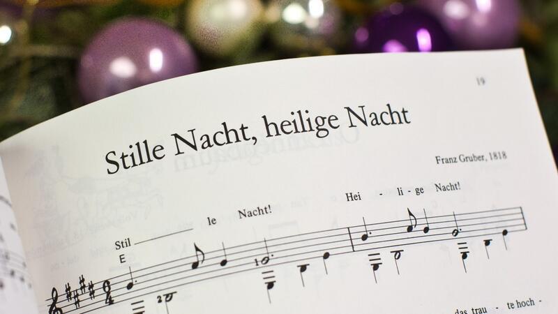 Esel, Engel, Tannenbaum: ein Weihnachts-ABC Noten zum Weihnachtslied „Stille Nacht, heilige Nacht“. Das Lied erdachte sich ein Hilfspriester und ein Volksschullehrer um 1818 in einem kleinen Dorf nahe Salzburg.
