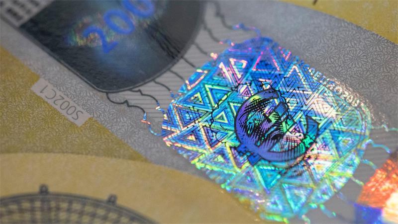 Jetzt abstimmen: Wie die neuen Euro-Scheine aussehen sollen Notenbanken entwickeln regelmäßig neue Banknotenserien mit neuen Sicherheitsmerkmalen, um Kriminellen das Handwerk zu erschweren. (Archivbild)