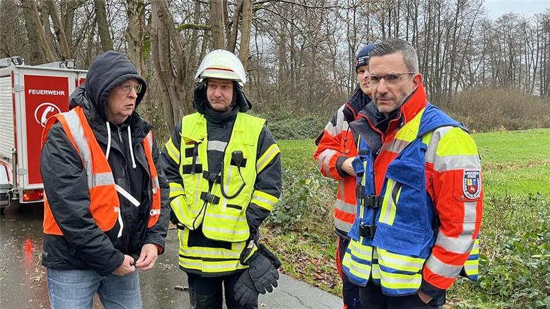 Bahnstrecke stundenlang gesperrt: Landrat fordert Baumfällungen Notfallmanager im Gespräch mit Gemeindebrandmeister Torben Schulze und dem Ärztlichen Leiter Rettungsdienst, Dr. Wolf Rößler (von links).