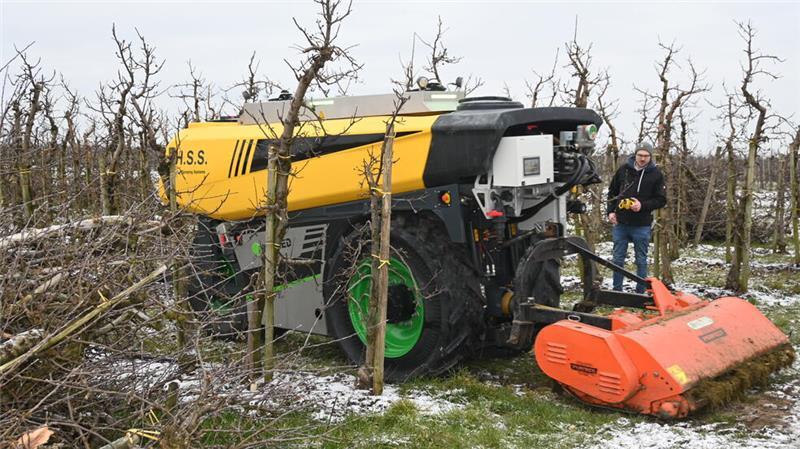 Premiere: Agrar-Roboter fährt durch Obstplantage im Alten Land Notfalls kann der Obstbauer mit einer Fernbedienung einschreiten.