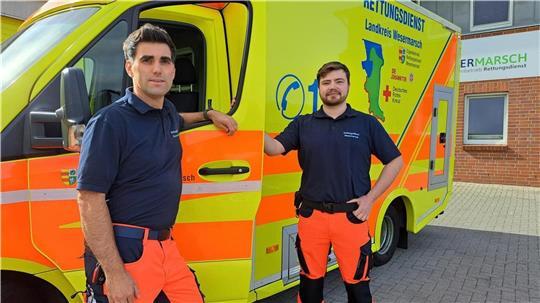 Notruf: Wenn der Rettungswagen den Hausarzt ersetzt Notfallsanitäter Dennis Timmermann (l.) und Luca Petarus, Auszubildender zum Notfallsanitäter.