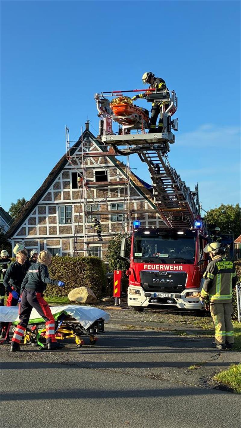 Arbeitsunfall im Alten Land – Reetdachdecker schwer verletzt Notfallsanitäter, Notärzte und Feuerwehrleute arbeiten Hand in Hand.