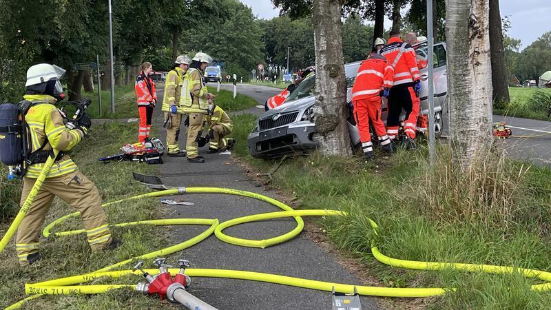 Notfallsanitäter des Deutschen Roten Kreuzes und der Johanniter-Unfall-Hilfe versorgen die Verletzten an der Kreistraße in Stade-Schölisch - unterstützt von Zug I der Ortsfeuerwehr Stade.