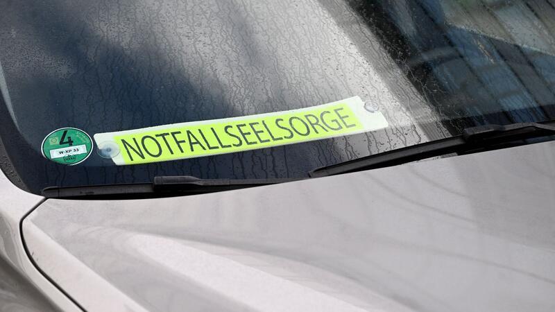 Notfallseelsorge ist an einer Schule vor Ort. In Wuppertal sind an einer Schule mehrere Schüler verletzt worden.
