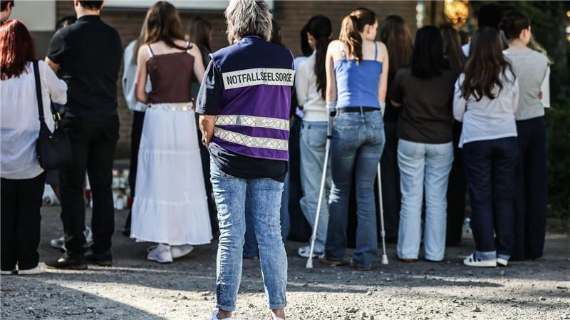 Unfall mit toten Kindern: Ermittlungen gegen Autofahrerin Notfallseelsorger helfen Betroffenen und Mitschülern nach dem schweren Unfall in Dinslaken