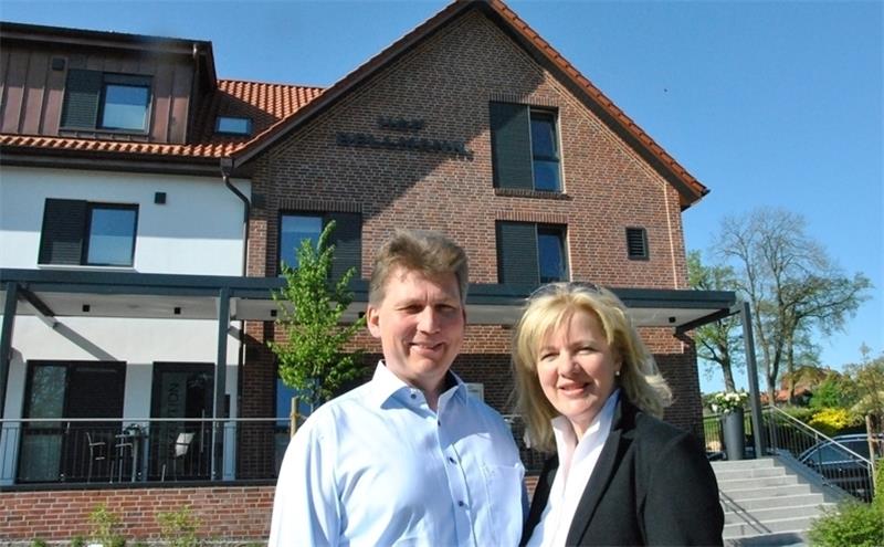 Nottensdorf hat wieder einen Gasthof an der Alten Dorfstraße: Anja und Dierk Heins vor dem neuen „Hof Bellmann“. Eine alte Postkarte (kleines Foto) zeigt das ehemalige „Hotel Bellmann“. Fotos Lohmann