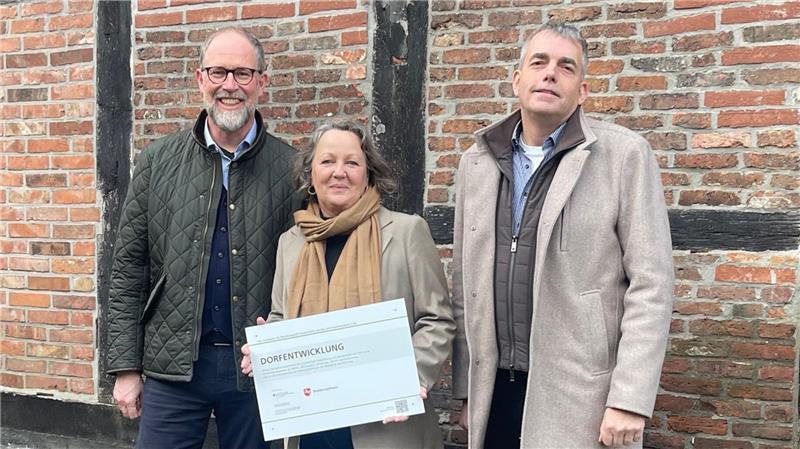 Nottensdorf und Bliedersdorf erhielten mehr als eine Million Euro Fördergelder (von links): Bürgermeister Hartmut Huber, stellvertretende Gemeindedirektorin Gunda Kiefaber und Bürgermeister Tobias Terne.