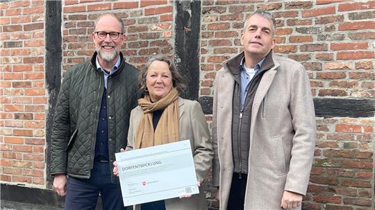 Nottensdorf und Bliedersdorf erhielten mehr als eine Million Euro Fördergelder (von links): Bürgermeister Hartmut Huber, stellvertretende Gemeindedirektorin Gunda Kiefaber und Bürgermeister Tobias Terne.